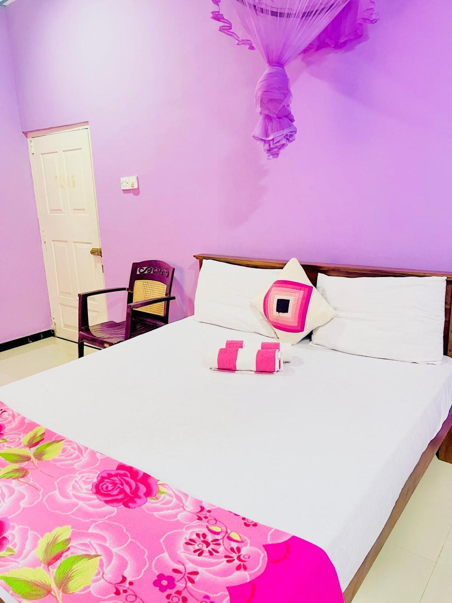 Gloriya Mathews Hotel Negombo Exterior foto